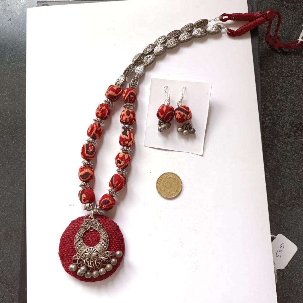 Image of NECKLACE SET MADE OF FABRIC AND METAL BEADS AND OXIDISED PENDANT.