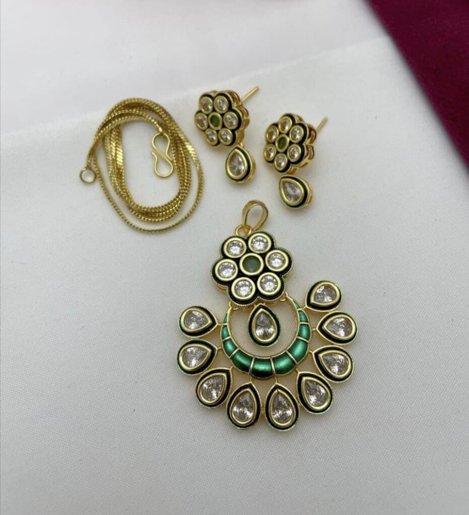 Image shows a Kundan Locket set